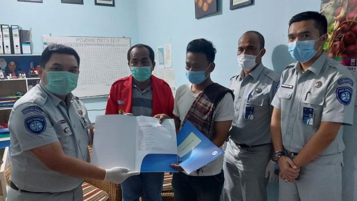 Kepala Jasa Raharja Riau, Herry Kesuma menyerahkan secara langsung santunan kepada keluarga yang alami kecelakaan di Tol Pekanbaru-Dumai