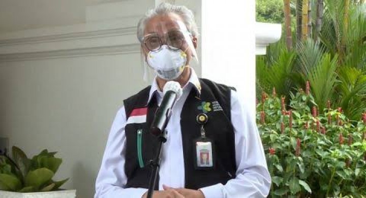 Prof Dr Abdul Muthalib yang menyuntik vaksin ke Presiden Joko Widodo