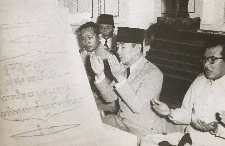 Momen Soeharto Dampingi Presiden Soekarno Ziarah Makam, Netizen: Sama-sama Berjasa Untuk Indonesia (foto/int) 