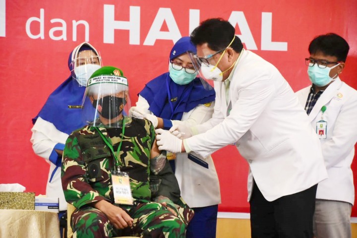 anrem 031/Wira Bima Brigjen TNI M Syech Ismed SE MHan tampil santai saat menjadi orang yang pertama diberikan suntikan vaksin Covid-19 Sinovac di Provinsi Riau, Kamis, 14 Januari 2021 pagi.