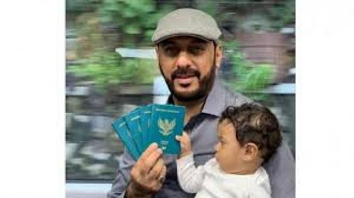 Syekh Ali Jaber memperlihatkan paspor sebagai tanda bahwa dirinya telah resmi menjadi WNI. Foto: int 
