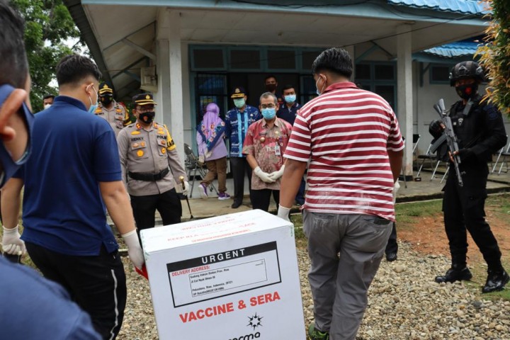 1.000 Dus Vaksin Covid-19 Dikirim ke Kuansing, Dikawal Ketat Polisi dan Diskes (foto/zar) 