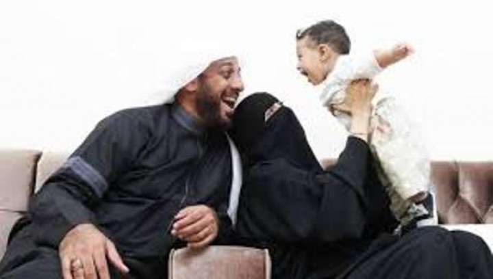 Salah satu foto yang memperlihatkan keceriaan Syekh Ali Jaber dan istri bersama buah hati mereka. Foto: int 