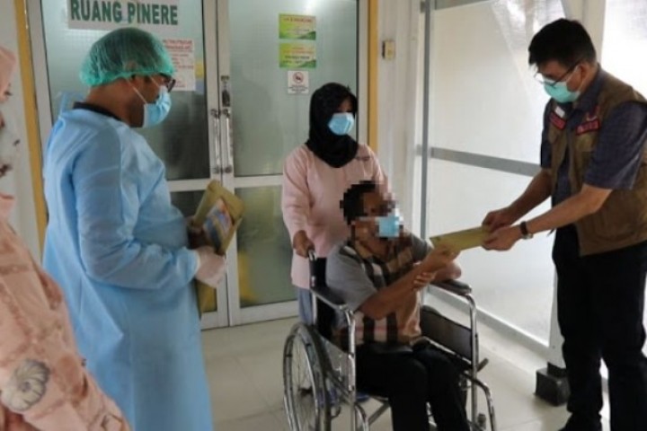 Salah seorang pasien Covid-19 di Riau yang dinyatakan sembuh setelah dirawat di RSUD Arifin Achmad Pekanbaru beberapa waktu lalu. Foto: int 