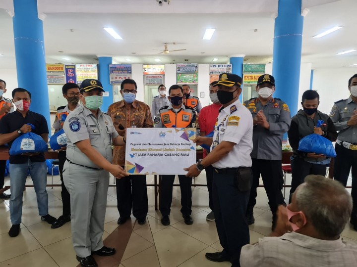 PT Jasa Raharja Cabang Riau salurkan 400 paket sembako kepada warga yang terdampak Covid-19. (Foto: Istimewa)