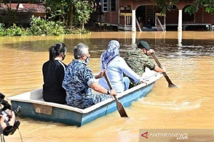 Raja Malaysia Blusukan Berikan Bantuan Korban Banjir Naik Sampan (foto/int) 