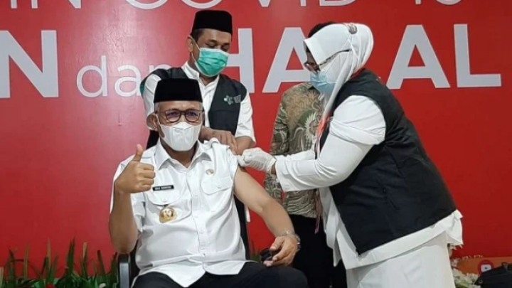 Gubernur Aceh Nova Iriansyah menjadi orang pertama yang disuntik vaksin Sinovac di Bumi Rencong. Foto: int 