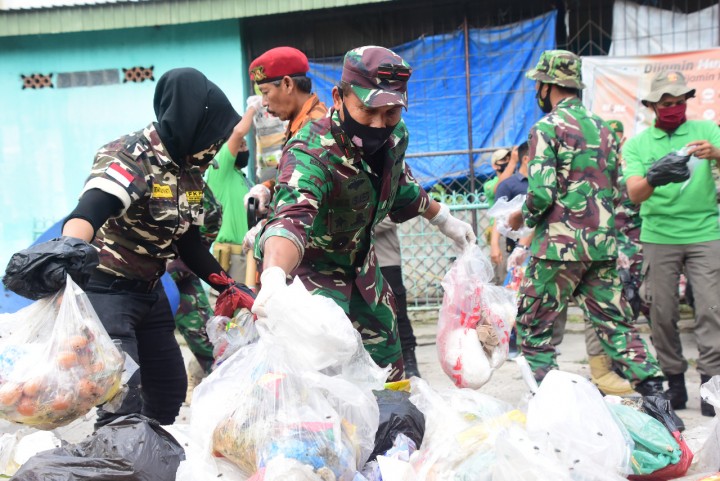 Danrem 031/WB Brigjen TNI M Syech Ismed langsung turun tangan mengangkat sampah yang bertumpukan, Jumat, 15 Januari 2021 pagi bersama Kapolda Riau Irjen Pol Agung Setia Imam Efendi.