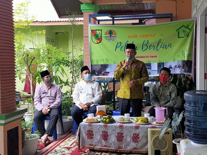 Ketua DPRD Pekanbaru saat resmikan Bank Sampah