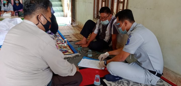 Penanggung Jawab Kantor Pelayanan Jasa Raharja Rengat, Juni Panto Susilo saat bertemu dengan ahli waris untuk mempercepat proses penyerahan santunan. (Foto: Istimewa)