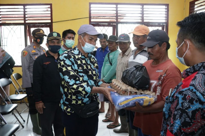Pemkab Siak Berikan 100 Paket Sembako Untuk Korban Banjir di Kampung Teluk Lanus (foto/int) 