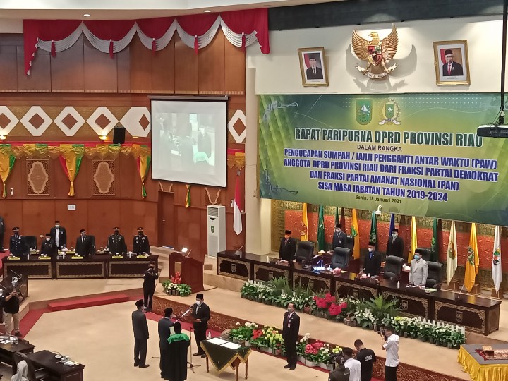 Paripurna pelantikan PAW Zulkifli Indra dan Mardianto Manan dalam sidang paripurna DPRD Riau