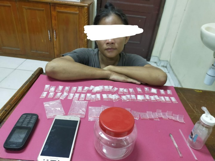 Simpan 47 Paket Diduga Narkotika Jenis Sabu, Seorang Wanita Ditangkap Satresnarkoba Polres Siak (foto/lin) 