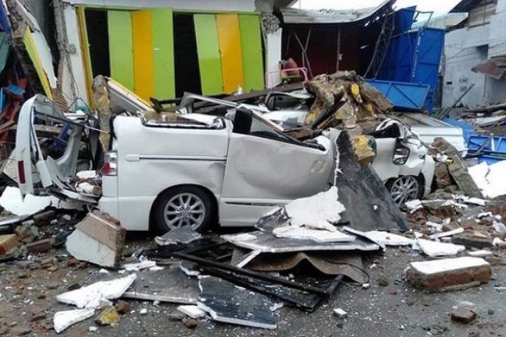 Kendaraan warga yang rusak berat akibat tertimpa reruntuhan bangunan, saat gempa melanda Sulbar pada pekan kemarin. Foto: int 