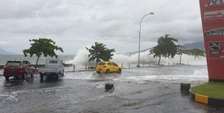 Gelombang ombak tinggi yang mirip tsunami saat melanda Manado, Minggu kemarin. Foto: int 