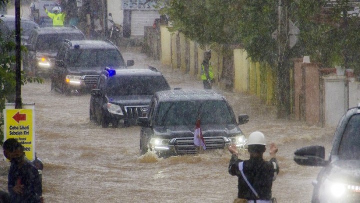 Mobil rombongan Presiden Jokowi saat terobos banjir di Kalimantan Selatan