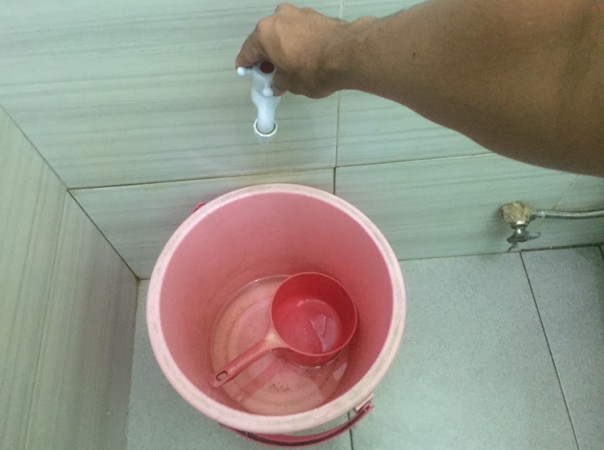 Saluran keran air bersih di salah satu ruang perawatan Tulip RSUD Arifin Ahmad mati