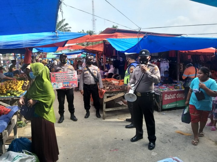 Personel Polsek Bandar Sei Kijang Lakukan Operasi Yustisi di Pasar Tradisional