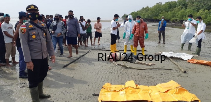 Evakuasi sosok mayat laki laki pantai teluk Lecah Rupat