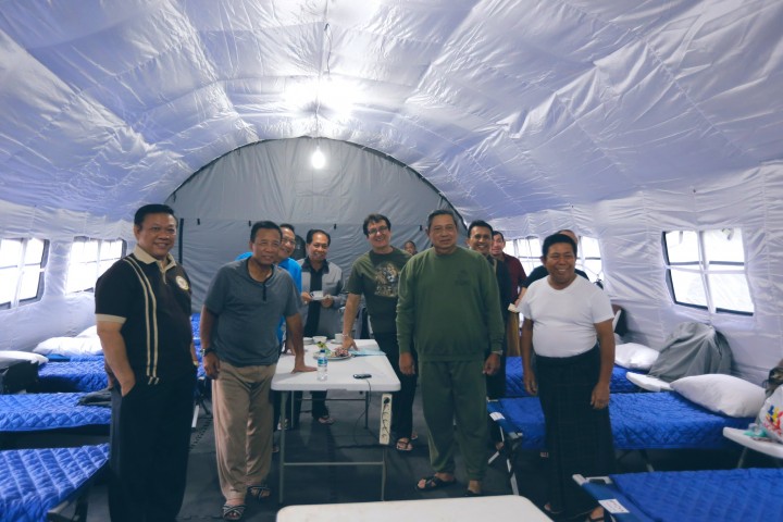 Moment Foto SBY di tenda pengungsian (twitter)