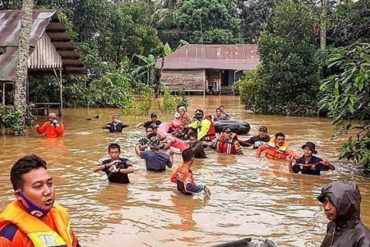 Petugas mengevekuasi warga yang terjebak banjir di Kalimantan Selatan. Foto: int/kom 