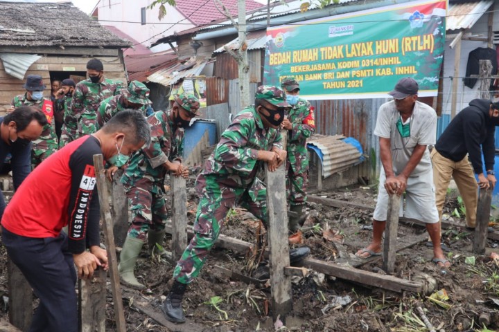 Kodim 0314/Inhil Bedah Rumah Seorang Buruh di Tembilahan (foto/rgo)