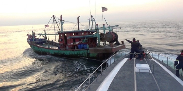 Petugas dari Kementrian KKP menangkap kapal asing yang ketahuan melaukan aksi pencuri ikan. Foto: Twitter Wahyu Sakti Trenggono