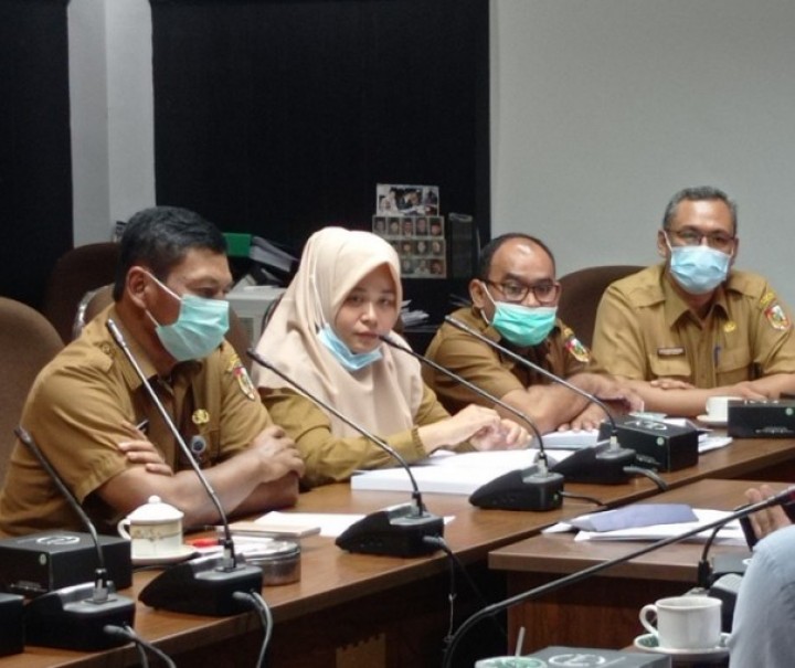 Kepala DLHK Pekanbaru Agus Pramono bersama tim dari LPSE saat rapat dengan pendapat bersama Komisi IV DPRD, Selasa (26/1/2021). Foto: Surya/Riau1