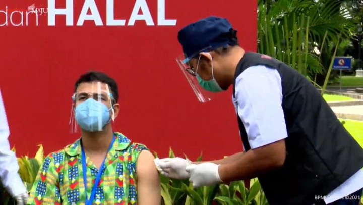 Raffi Ahmad jalani vaksinasi Covid-19 tahap kedua (Foto : YouTube/Sekretariat Presiden)