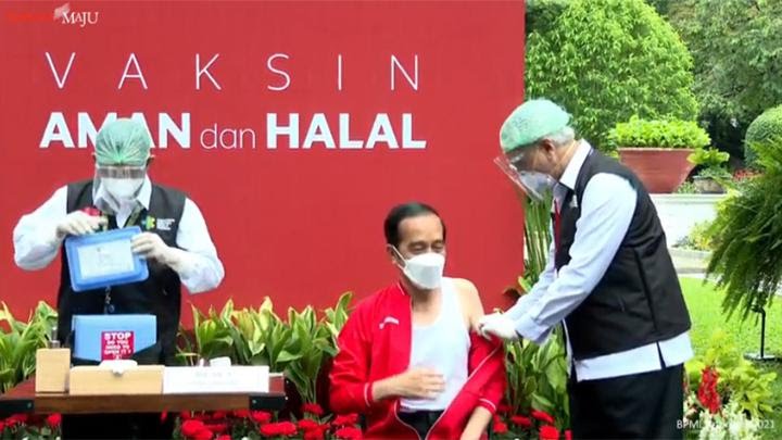 Lihat Jokowi Hanya Pakai Singlet saat Disuntik Vaksin Corona