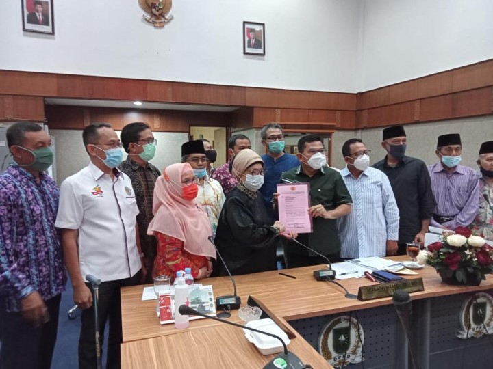 FKPMR menyerakan peryataan sikap kepada ketua komisi III DPRD Riau