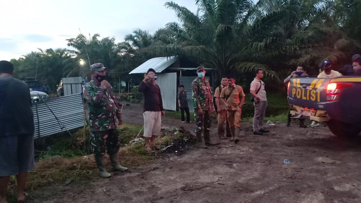 Polisi dan TNI menjaga lokasi kebun sawit milik Puskopkar Riau di Desa Sontang, yang diserang 30-an OTK, Selasa (26/1/2021) (foto/ist)
