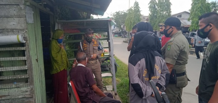 Satpol PP Inhil Tertibkan PKL yang Berjualan di Badan Jalan (foto/rgo) 