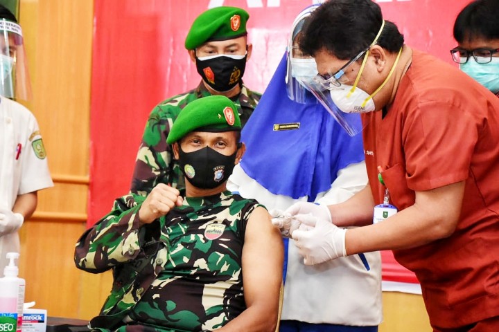 Danrem 031/WB Brigjen TNI M Syech Ismed SE MHan menerima suntikan vaksin tahap II di Aula RSUD Arifin Achmad Provinsi Riau, Kamis, 28/01/2021 Pagi