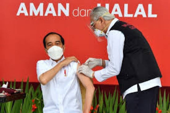 Jokowi disuntik vaksin covid-19 (net) 