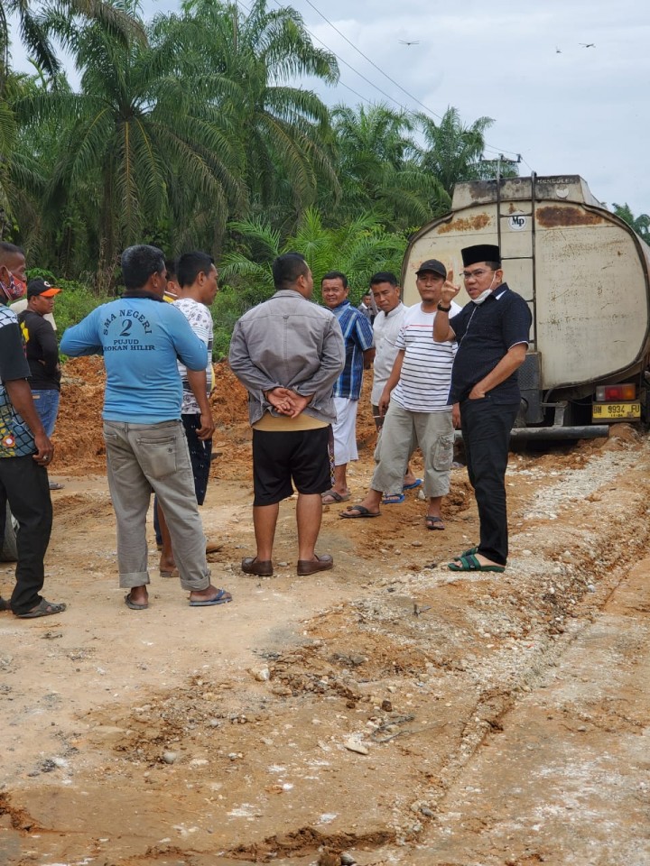 Anggota DPRD Riau Husaimi Hamidi meninjau jalan rusak di Pujut Rohil