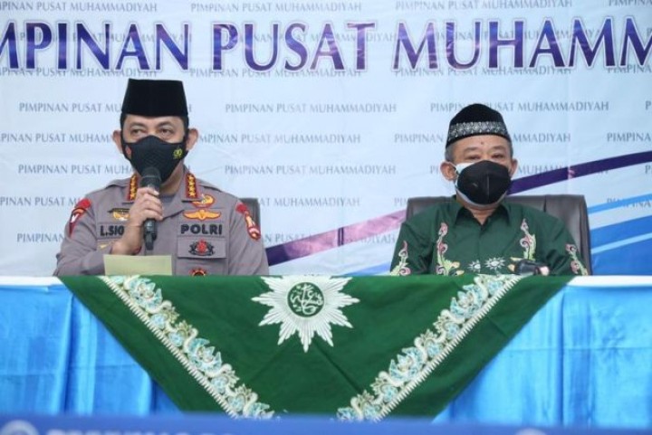Kapolri Jenderal (Pol) Listyo Sigit Prabowo dan Sekretaris Umum PP Muhammadiyah Abdul Muti, di kantor PP Muhammadiyah, Jakarta, Jumat (29/1/2021). Foto: dok Divisi Humas Polri 