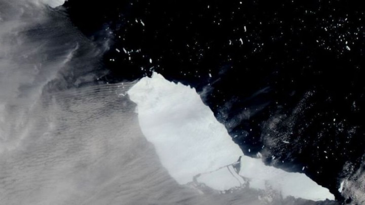 Pada tanggal 23 Desember 2020, satelit Aqua milik NASA merekam gambar bongkahan es A68a yang terpecah
