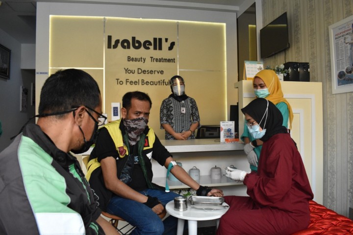 Jum'at Berkah, Clinic Isabell's Beauty Treatment Berikan Immnune Booster Untuk Driver Ojek Online