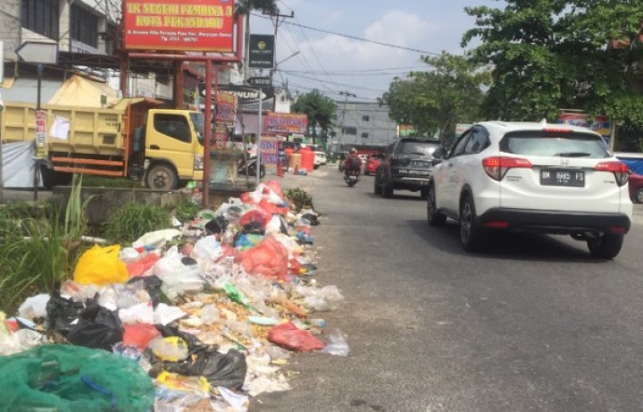 Sampah menumpuk di pinggir jalan di Pekanbaru