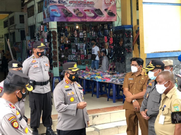 Kapolres Siak Tinjau Pasar Belantik Raya Sembari Bagikan Masker (foto/lin) 