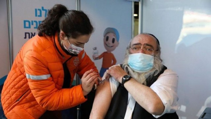 Warga Israel mendapat suntikan vaksin Covid-19/foto: BBC