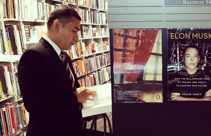 Potret Ossy Dermawan saat berada di toko buku. Foto: Twitter/@OssyDermawan