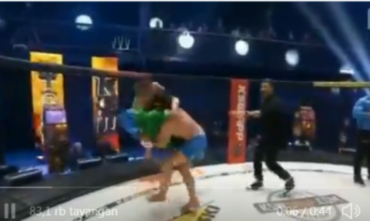 Salah rekaman yang memperlihatkan petarung MMA asal Rusia Shamil Musaves membanting lawannya Uros Jurisic asal Slovenia, karena tak terima Islam dihina. Foto: twitter 