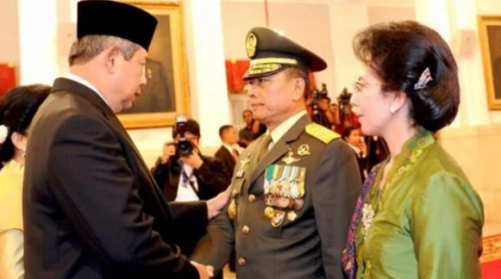 Presiden SBY saat melantik Jenderal Moeldoko sebagai Panglima TNI. Foto: int 