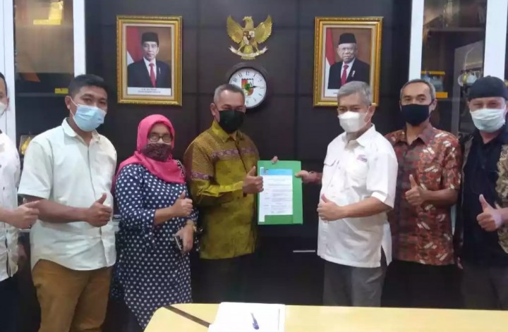 Pengurus PWI Pokja Pekanbaru bersama Ketua DPRD Pekanbaru, Hamdani MS
