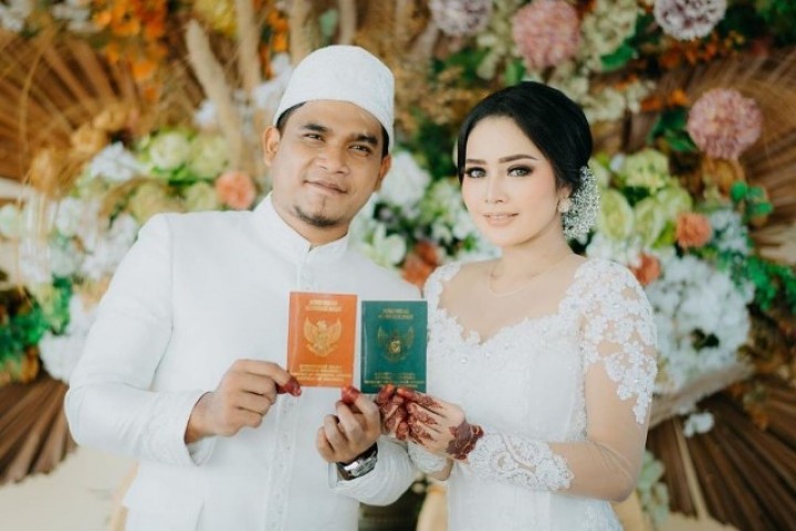 Maell Lee dan istri saat pernikahan mereka di Pekanbaru, Maret 2020 lalu. Foto: instagram 