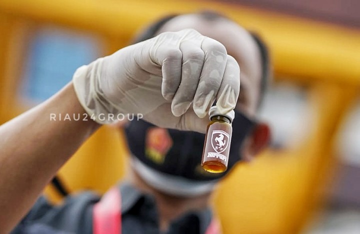 Narkoba jenis cair (Liquid) merek Ferari berhasil disita Ditnarkoba Polda Riau. (Foto. Amri)