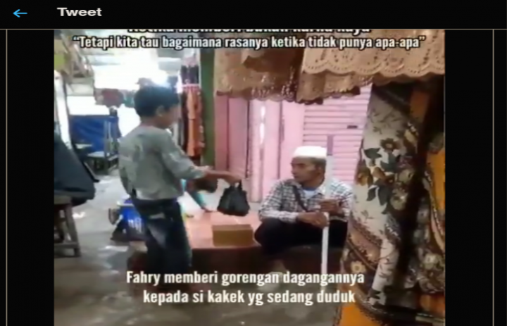 Tangkapan gambar Fahry pedagang gorengan di Bukittinggi. Foto: Twitter/@maman1965