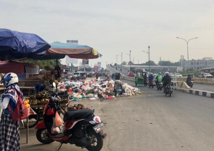 Busuk, Tumpukan Sampah di Pasar Pagi Arengka Hampir Menutupi Badan Jalan (foto/riz) 